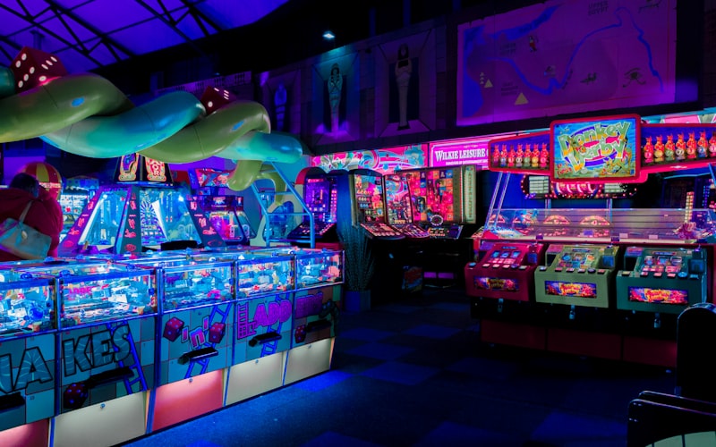 星空娱乐观赛体验示意图 - 观众在客厅通过大屏幕观看比赛，屏幕上显示着星光炸裂的特效